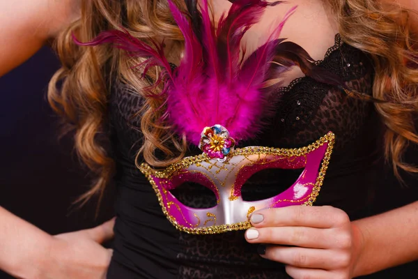 Vrouwelijke hand houdt carnaval masker closeup — Stockfoto