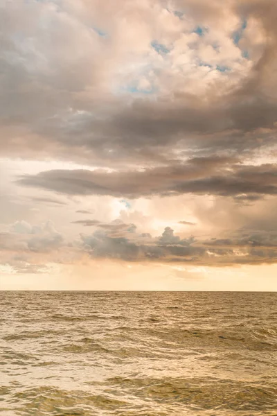 Schöner Sonnenuntergang am Meer — Stockfoto