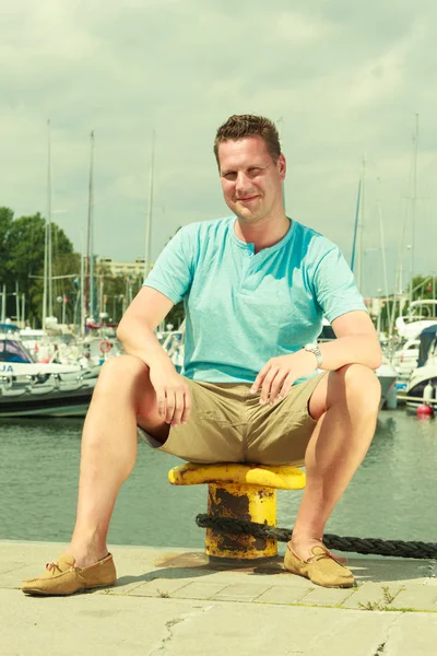 Man walking on marina during summer — Stock Photo, Image