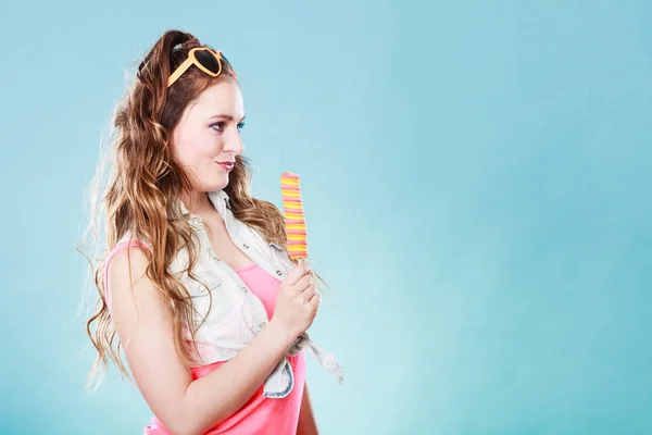 Donna estate mangiare ghiacciolo gelato pop cream — Foto Stock