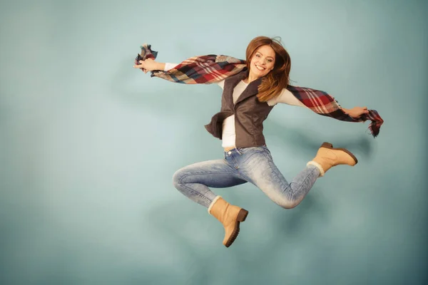 Kvinna mode hösten flicka hoppar, flyger i luften på blå — Stockfoto