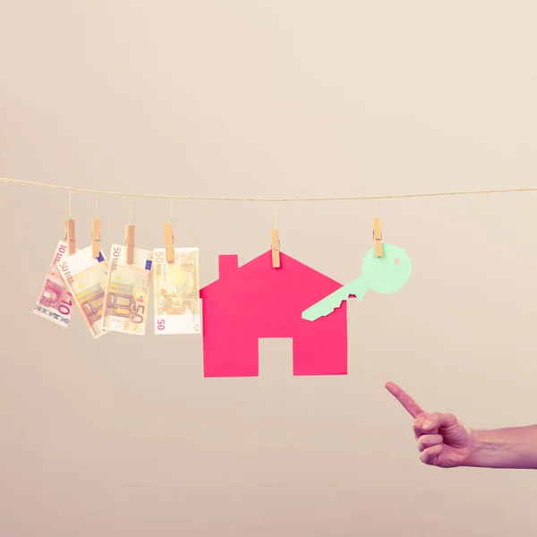 Male hand showing house and money — Stock Photo, Image