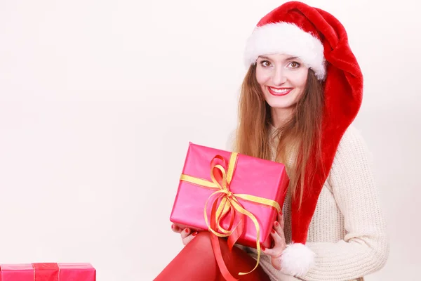 Mulher segurando caixa de presente. Tempo de Natal — Fotografia de Stock