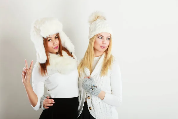 Dos chicas en ropa de invierno caliente divirtiéndose . —  Fotos de Stock