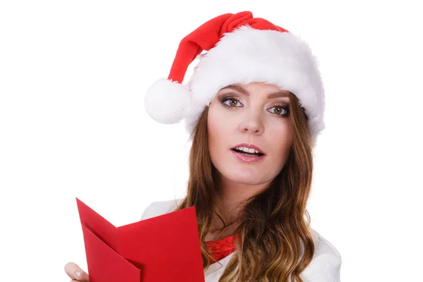 Mujer en santa claus sombrero carta de lectura — Foto de Stock