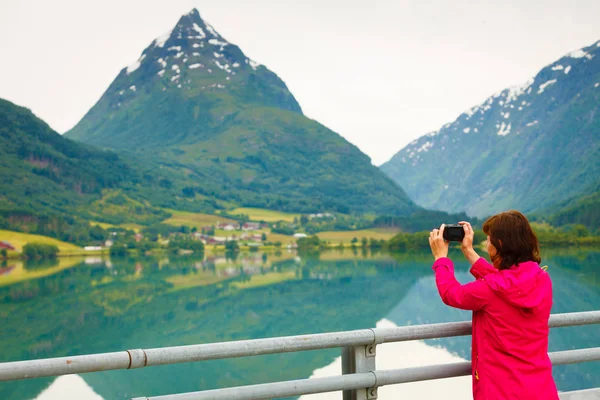 Fotografia turistica al lago fiordo norvegese — Foto Stock