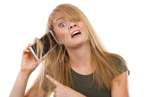 Mujer joven loca hablando por teléfono — Foto de Stock