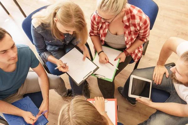 Groep mensen studenten werken samen — Stockfoto