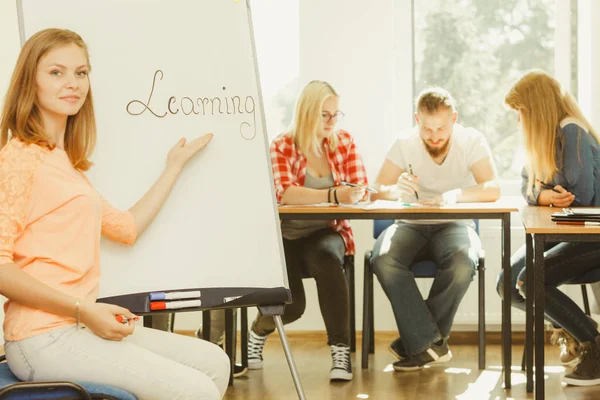 Studerande flicka skriva lärande ord på whiteboard — Stockfoto