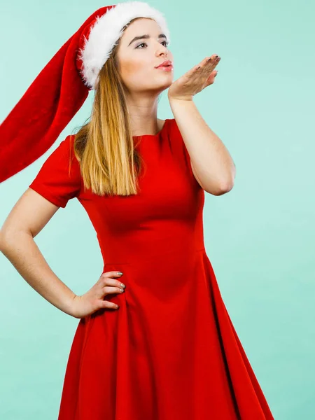 Mulher traje de Natal enviando beijos — Fotografia de Stock