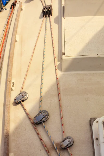 Seilblock auf weißem Segelboot — Stockfoto