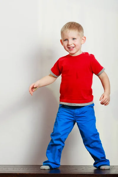 Kleine jongen spelen en plezier — Stockfoto