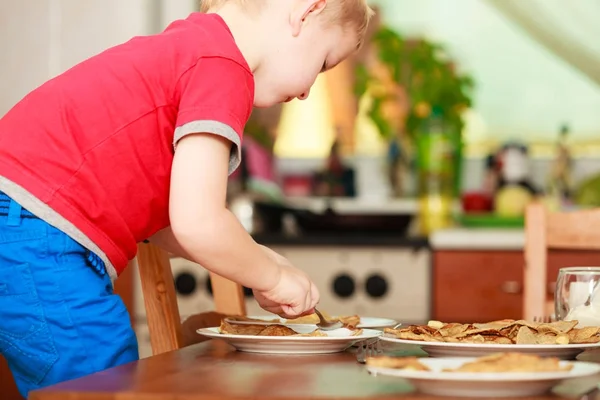 Little boy preparing pancakes for breaktfast — Stock Photo, Image