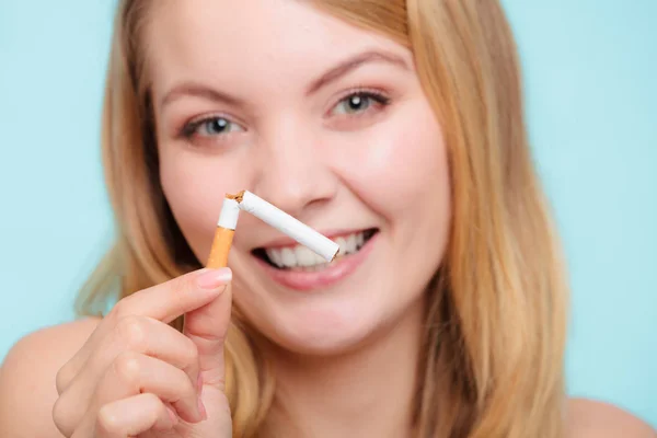 Smilling fille est cassant cigarette — Photo