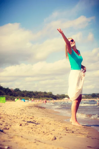 Mujer en playa lanzando sombrero de sol —  Fotos de Stock