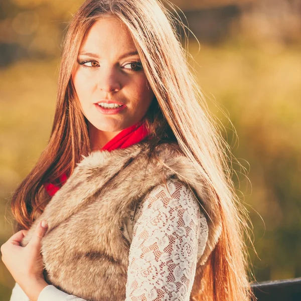 Portrait girl relaxing walking in autumnal park. — Stock Photo, Image