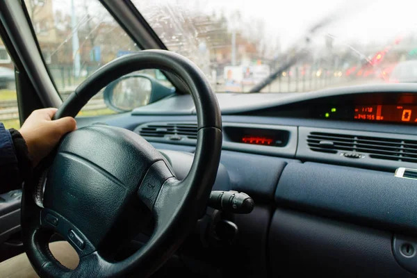 Člověk ruku na volant řídí auto. — Stock fotografie