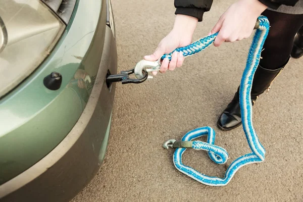 Someone putting tow rope on towbar — Stock Photo, Image