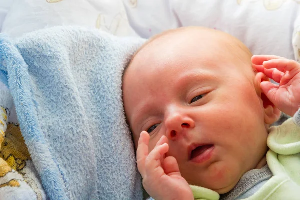 Piccolo neonato sdraiato in coperta — Foto Stock