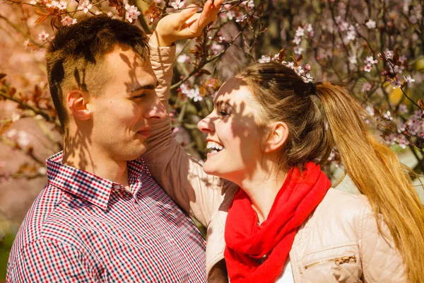 Casal feliz ter data romântica no parque — Fotografia de Stock