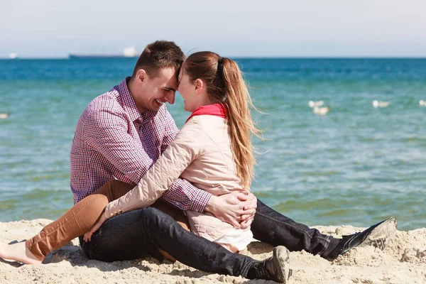 Casal feliz ter data na praia — Fotografia de Stock