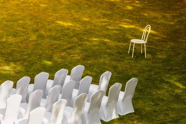 Много свадебных стульев с белыми элегантными обложками — стоковое фото