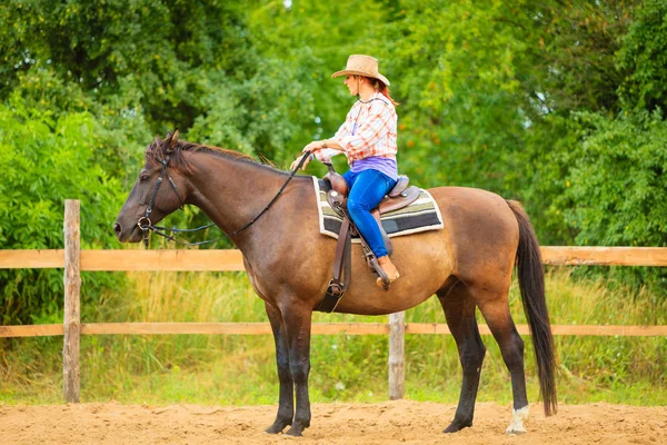 Cowgirl, robi koń jazda na wsi łąka — Zdjęcie stockowe