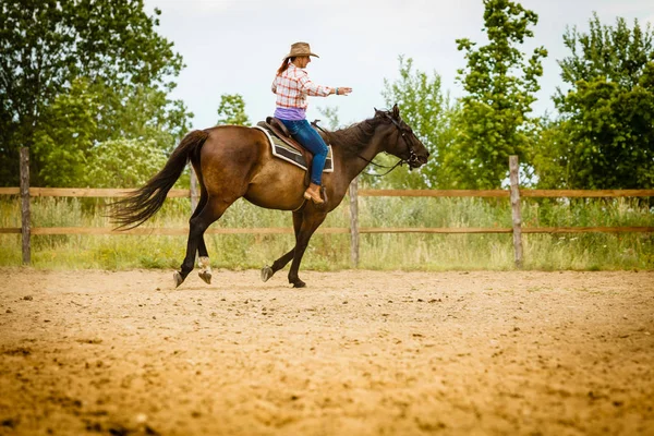 Cowgirl, robi koń jazda na wsi łąka — Zdjęcie stockowe