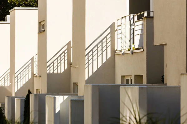 Moderne Doppelhaushälften in minimalistischer Form — Stockfoto
