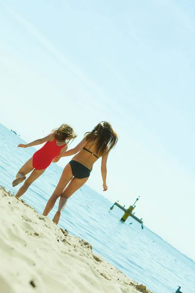 Mor och hennes barn dotter spela på stranden — Stockfoto