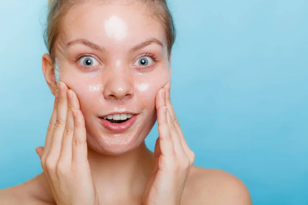 Mulher em pele facial fora máscara . — Fotografia de Stock