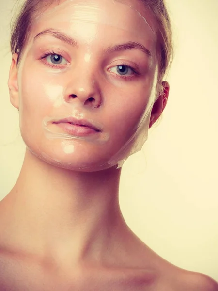 Mujer en la piel facial de la máscara . —  Fotos de Stock