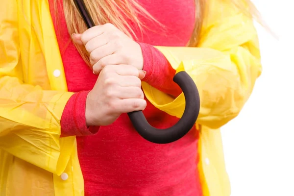 Frau im wasserdichten Mantel mit Regenschirm — Stockfoto