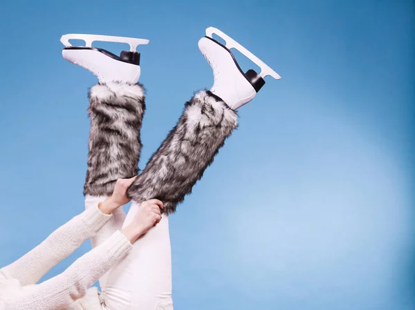 Kvinnan ben bär skridskor päls strumpor, skridskor — Stockfoto
