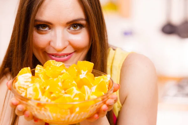 Kadın elinde dilimlenmiş portakal meyveleriyle dolu bir kase tutuyor. — Stok fotoğraf