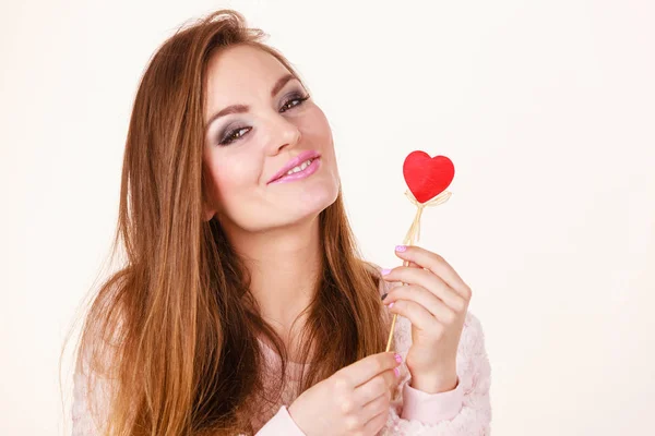 Flirtare donna tenendo rosso cuore di legno su bastone — Foto Stock