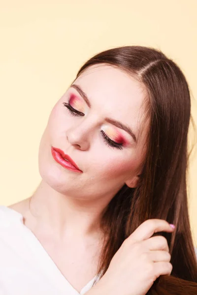 Mujer atractiva con pensamiento y contemplación — Foto de Stock