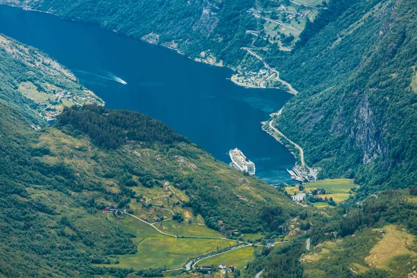 Vista sobre Geirangerfjord do ponto de vista de Dalsnibba na Noruega — Fotografia de Stock