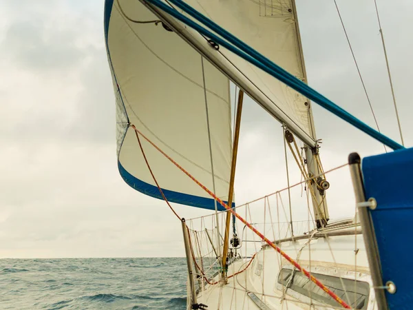 Marinmålning från segelbåt innan stormen, mörka moln — Stockfoto