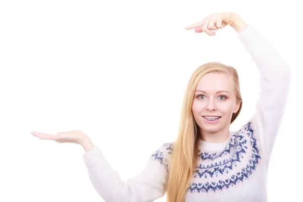 Teenage blonde woman pointing at copyspace — Stock Photo, Image