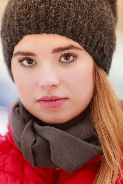 Kvinnan bär vinterkläder utanför — Stockfoto