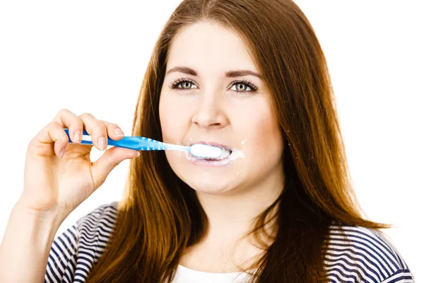 Mulher escovando dentes de limpeza . — Fotografia de Stock