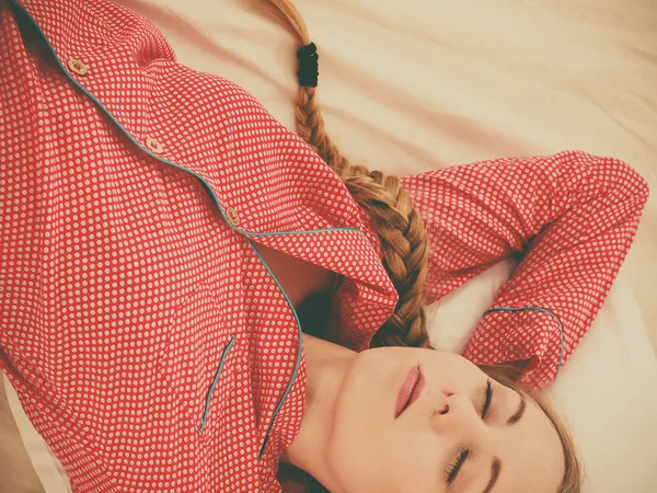 Mujer durmiendo en la cama en la espalda — Foto de Stock