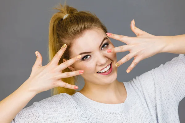 Donna felice mostrando le mani — Foto Stock