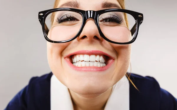 Närbild av happy crazy affärskvinna — Stockfoto