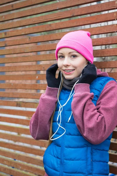 Mulher vestindo roupas esportivas quentes relaxante após o exercício — Fotografia de Stock