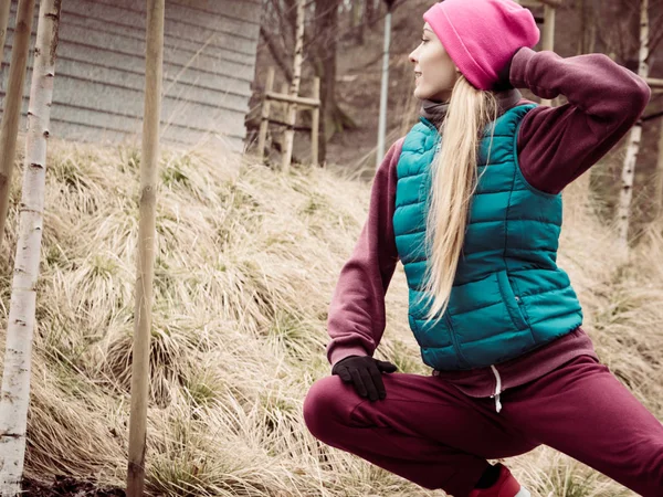 Fille sportive étirant en plein air dans le parc . — Photo