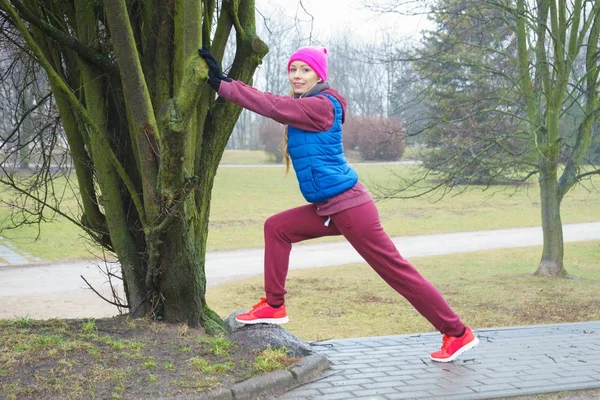 Mujer con ropa deportiva ejercitándose al aire libre durante el otoño — Foto de Stock