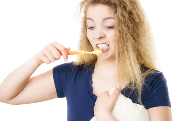 Grumpy zmęczona kobieta szczotkowanie zębów, na białym tle — Zdjęcie stockowe