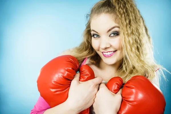 Ragazza divertente con i guanti rossi giocare a boxe sport — Foto Stock